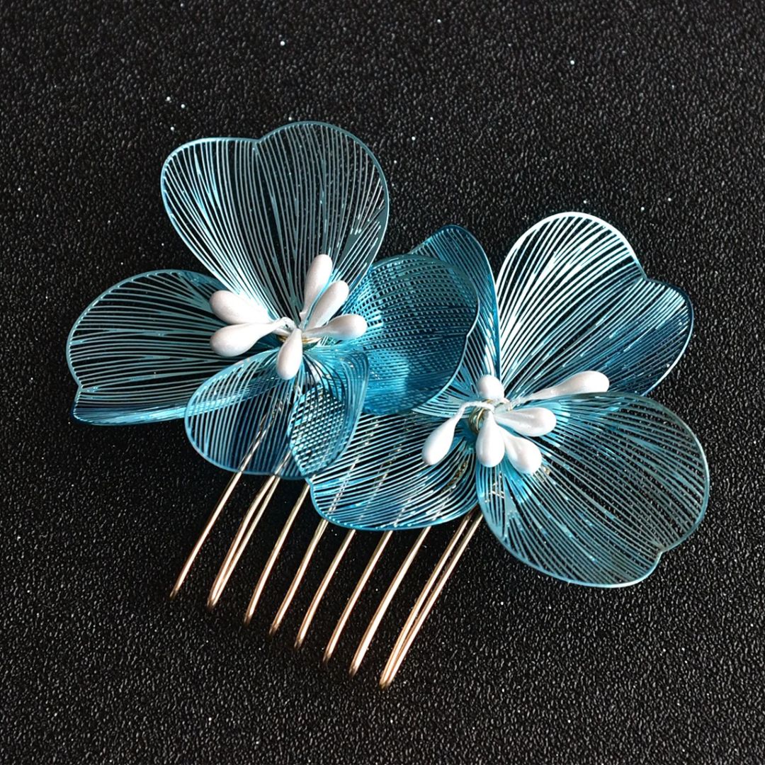 Blaue Blumen-Haarkamm aus Draht, handgefertigt, elegantes Accessoire für Hochzeiten.