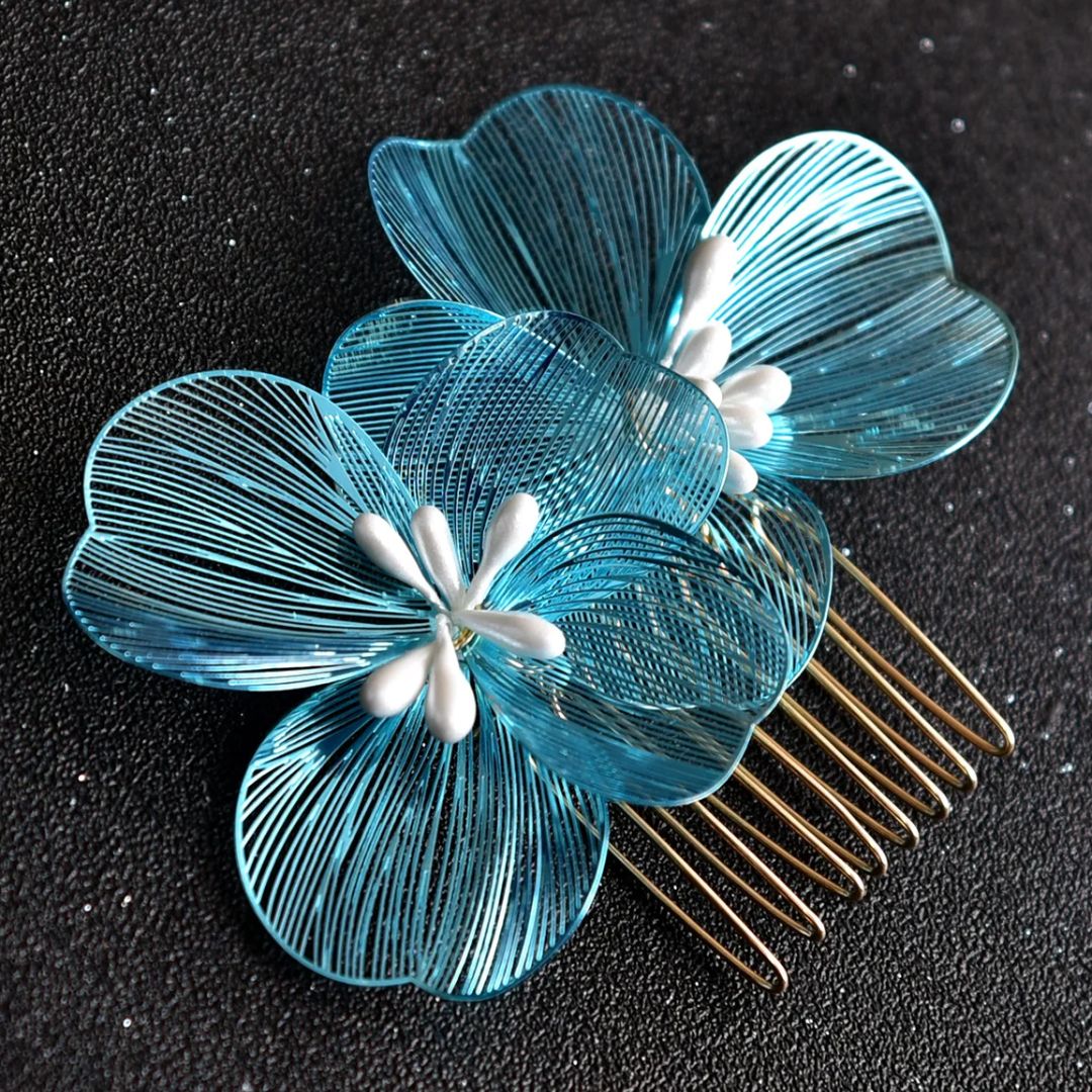 Blaue Blumen-Haarklammer aus Metall, elegant, handgefertigt, für Hochzeiten und besondere Anlässe.