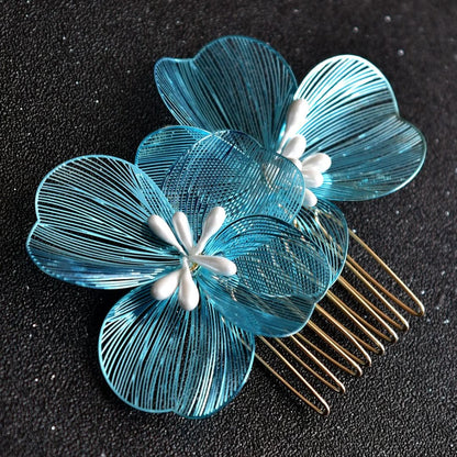 Blaue Blumen-Haarklammer aus Metall, elegant, handgefertigt, für Hochzeiten und besondere Anlässe.