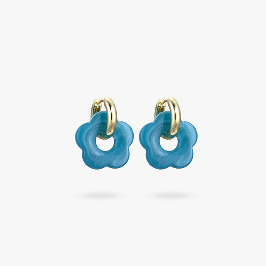 Blaue Blumen-Ohrringe mit goldenen Creolen, modischer Schmuck, Damenaccessoire.