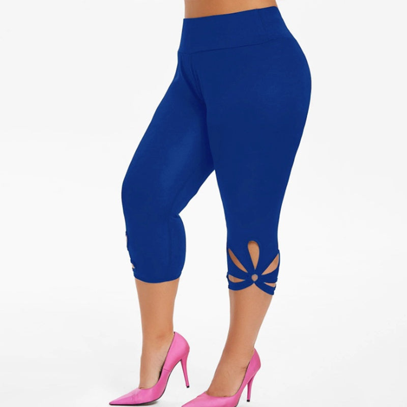 Blaue Damen-Leggings mit Cut-Outs, knielang, elastisch, kombiniert mit pinken High Heels.
