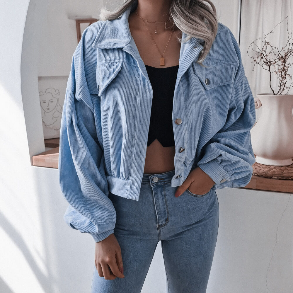 Frau in blauer Cordjacke und Jeans, modisch, lässig, Herbstmode, Damenbekleidung.