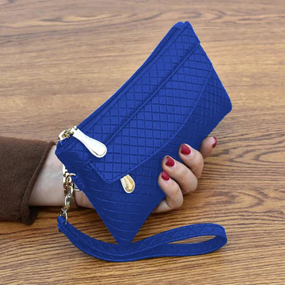 Blaue Damenhandtasche mit Riemen, gesteppte Textur, elegantes Design, modisches Accessoire.