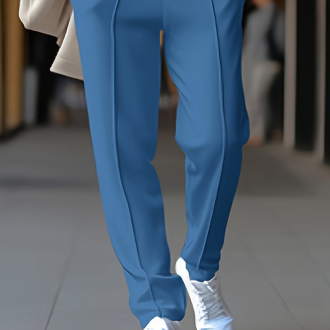 Blaue Damenhose aus Baumwolle, elegant, mit weißen Sneakern, ideal für Freizeit und Büro.