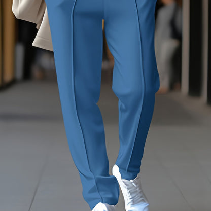 Blaue Damenhose aus Baumwolle, elegant, mit weißen Sneakern, ideal für Freizeit und Büro.