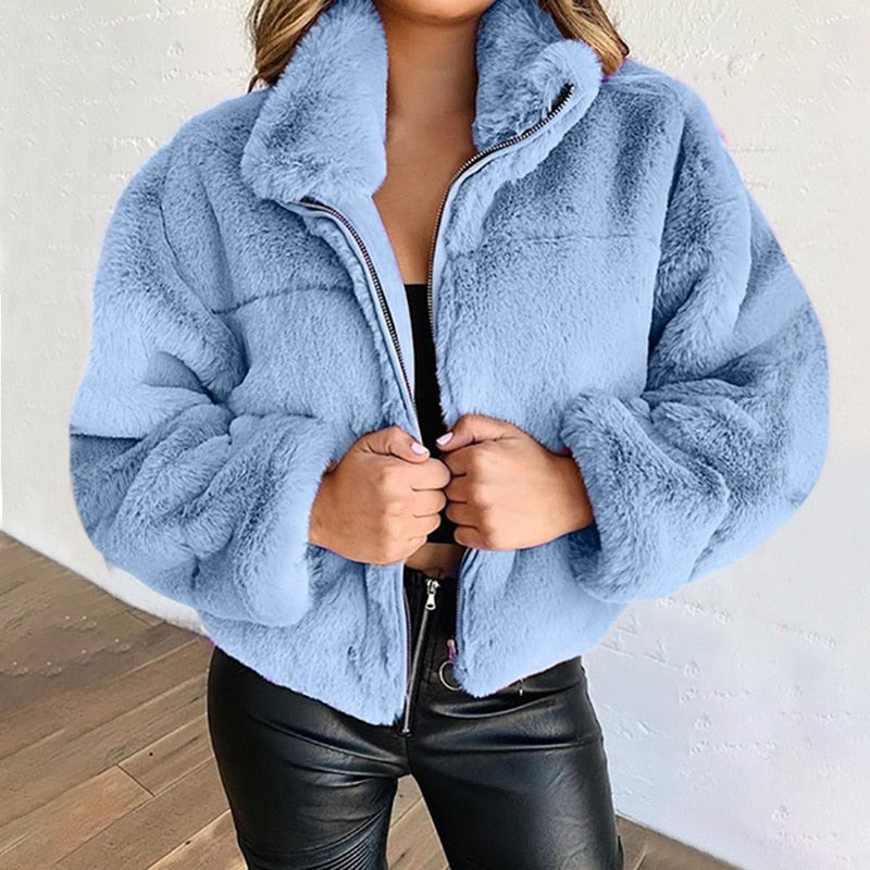 Damen Winterjacke aus Kunstpelz, hellblau, warm, modisch, Reißverschluss, gemütlich.