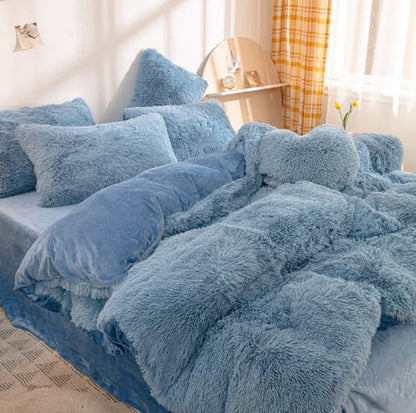 Blaue flauschige Bettwäsche-Set, Kissen und Decke, gemütliches Schlafzimmer, Tageslicht.