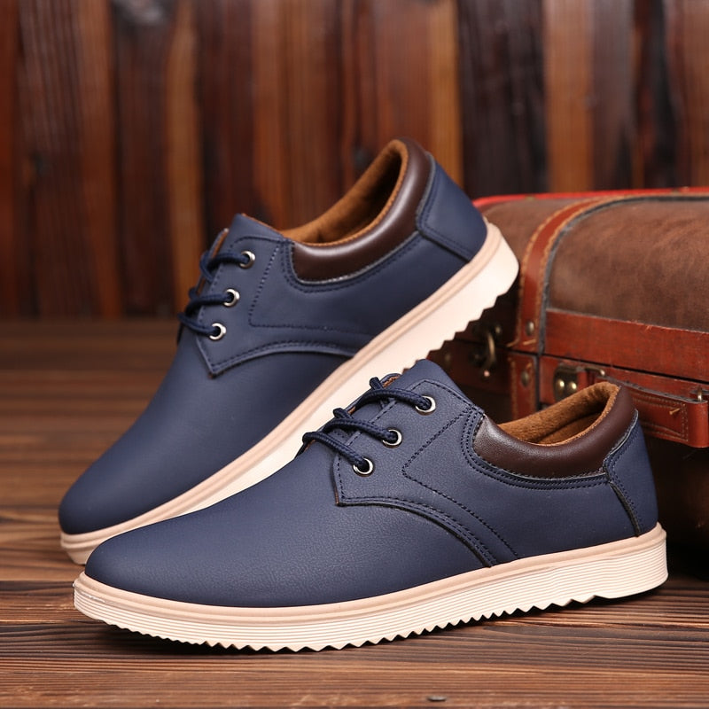 Blaue Herrenschuhe aus Leder mit braunen Akzenten, Freizeitschuhe, rutschfeste Sohle.