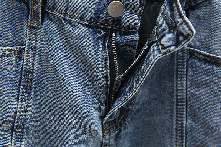 Blaue Jeans mit Reißverschluss und Knopf, Denim-Stoff, Nahaufnahme, modisch, lässig.