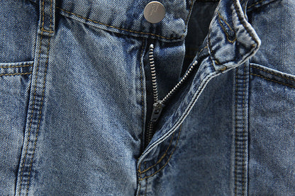 Blaue Jeans mit Reißverschluss und Knopf, Denim-Stoff, Nahaufnahme, modisch, lässig.