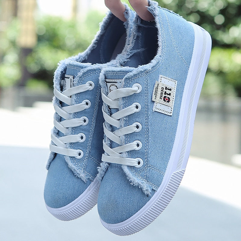 Blaue Denim-Sneaker mit weißen Schnürsenkeln, lässige Freizeitschuhe für Damen.