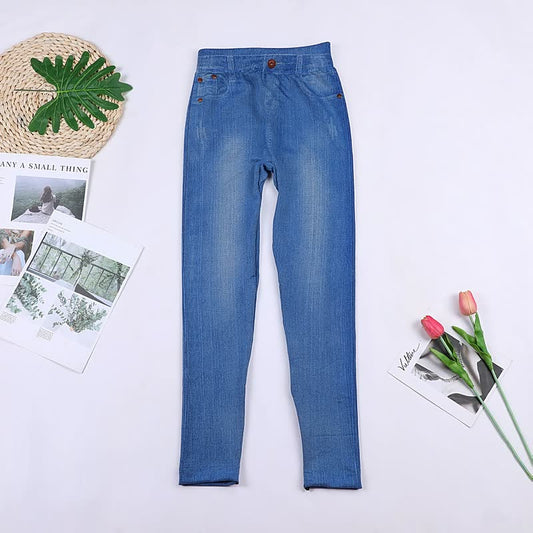 Blaue Damenjeans aus Denim, schmal geschnitten, mit Knopfverschluss, auf weißem Hintergrund.