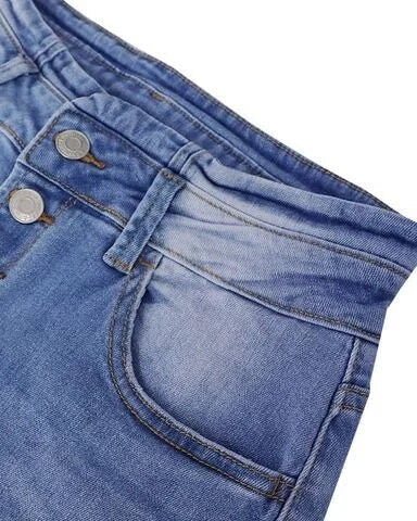 Blaue Jeans aus Denim, Nahaufnahme, Taschen und Knöpfe, modische Freizeitkleidung.