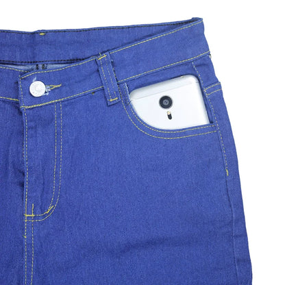 Blaue Jeans mit Smartphone in der Tasche, gelbe Nähte, modische Damenbekleidung.