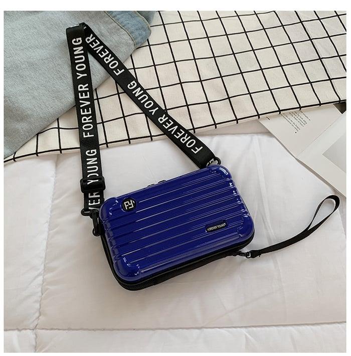 Blaue Mini-Koffer-Handtasche für Damen, mit schwarzem Schultergurt, modisch und praktisch.