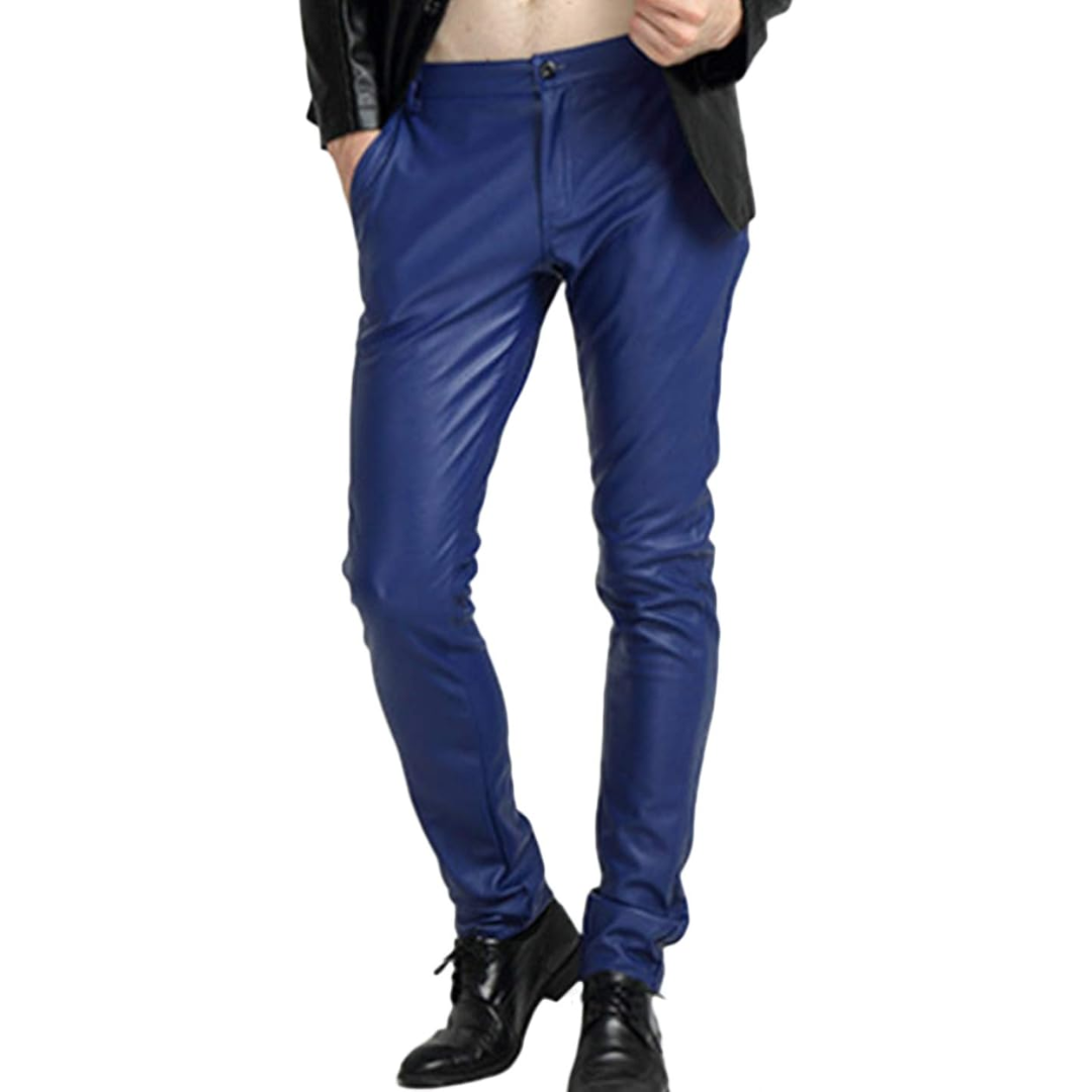 Mann in blauer Lederhose, schwarze Schuhe, modische Herrenbekleidung, stilvoller Look.