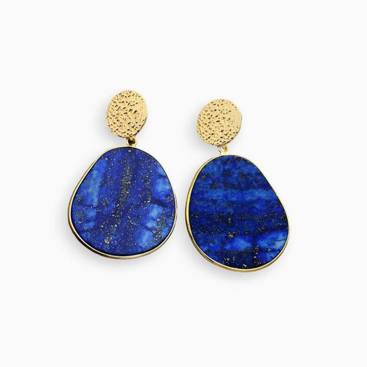 Goldene Ohrringe mit blauen Steinen, eleganter Schmuck, modische Accessoires, Damenmode.