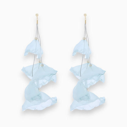 Zarte blaue Ohrringe aus Stoff, handgefertigt, modisches Accessoire, elegantes Design.