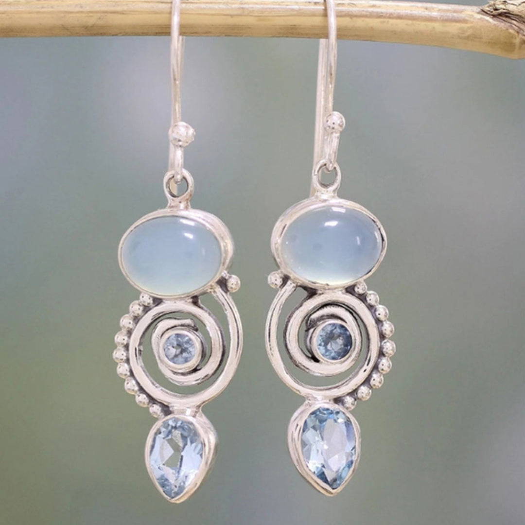 Silberne Ohrringe mit blauen Edelsteinen, handgefertigt, elegantes Schmuckdesign.