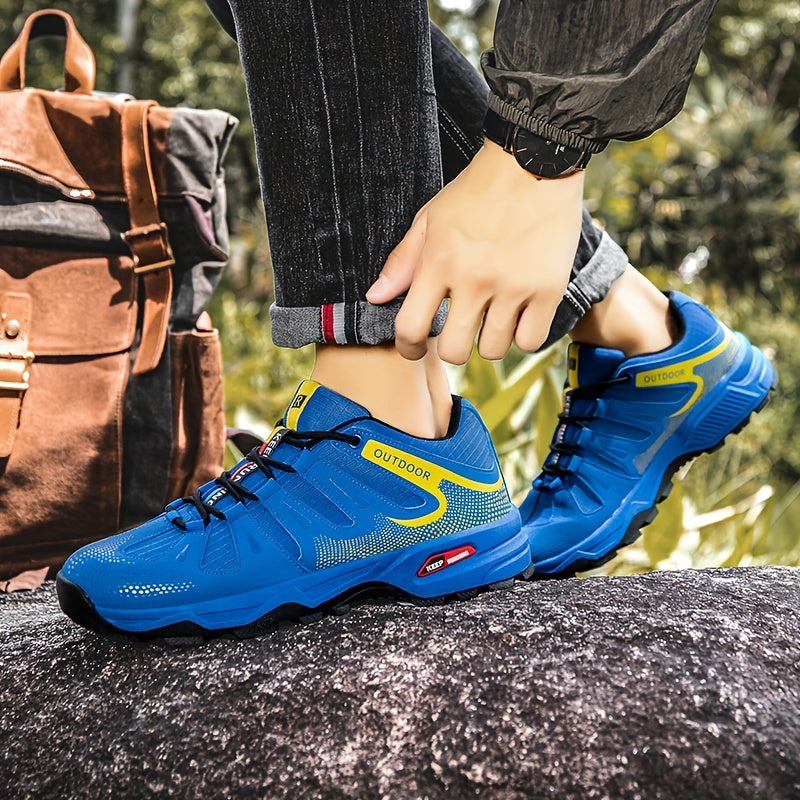 Blaue Outdoor-Sportschuhe, atmungsaktiv, rutschfest, ideal für Wandern und Trekking.