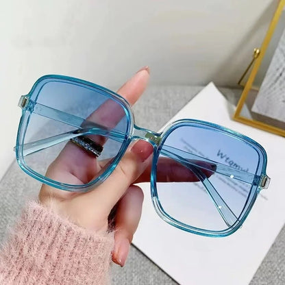 Blaue quadratische Sonnenbrille, transparent, modisch, UV-Schutz, Damen-Accessoire.