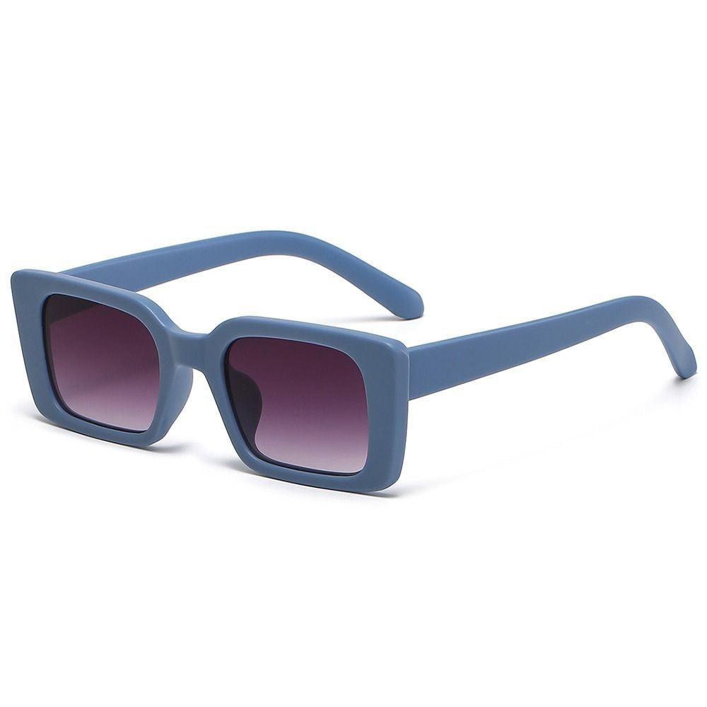 Blaue eckige Sonnenbrille mit lila Gläsern, modisches Accessoire, UV-Schutz.