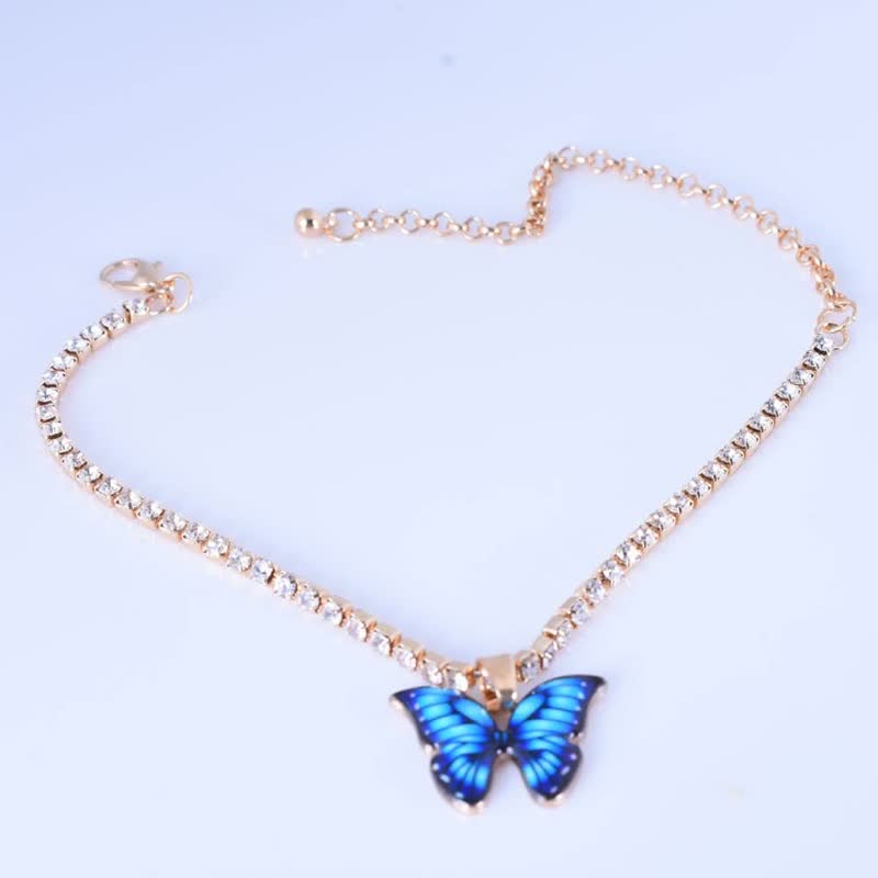 Goldene Halskette mit blauem Schmetterlingsanhänger, Damenmode, Schmuckaccessoire.