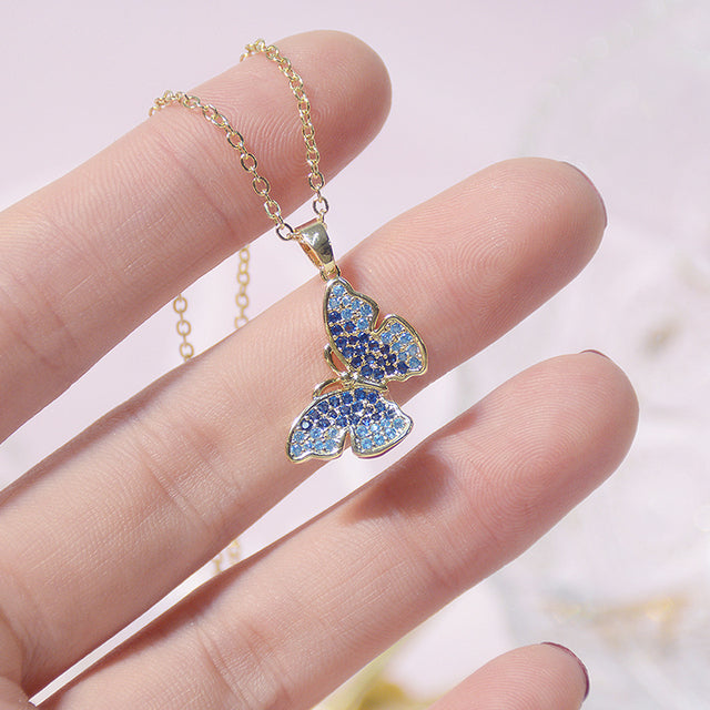 Goldene Halskette mit blauem Schmetterlingsanhänger, Zirkonia, Damenmode, Schmuck.
