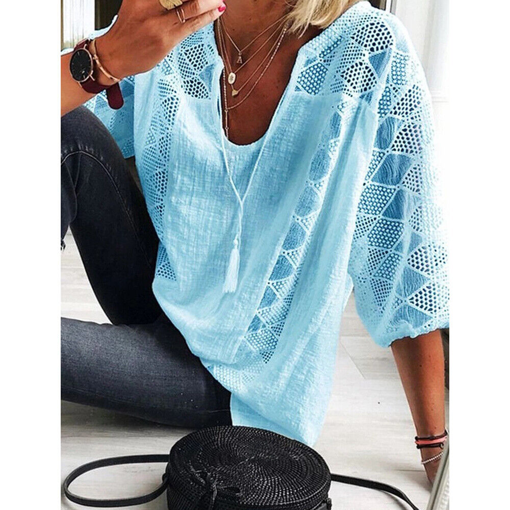 Frau in hellblauer Spitzenbluse, schwarze Jeans, runde Tasche, modisches Outfit, Freizeitlook.