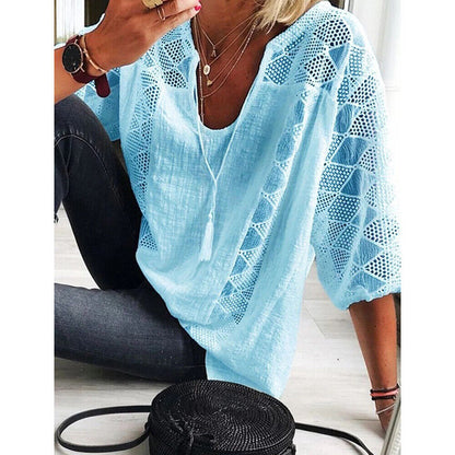 Frau in hellblauer Spitzenbluse, schwarze Jeans, runde Tasche, modisches Outfit, Freizeitlook.