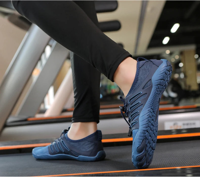 Blaue Laufschuhe auf Laufband, Fitnessstudio, Sportbekleidung, rutschfeste Sohle, Herrenmode
