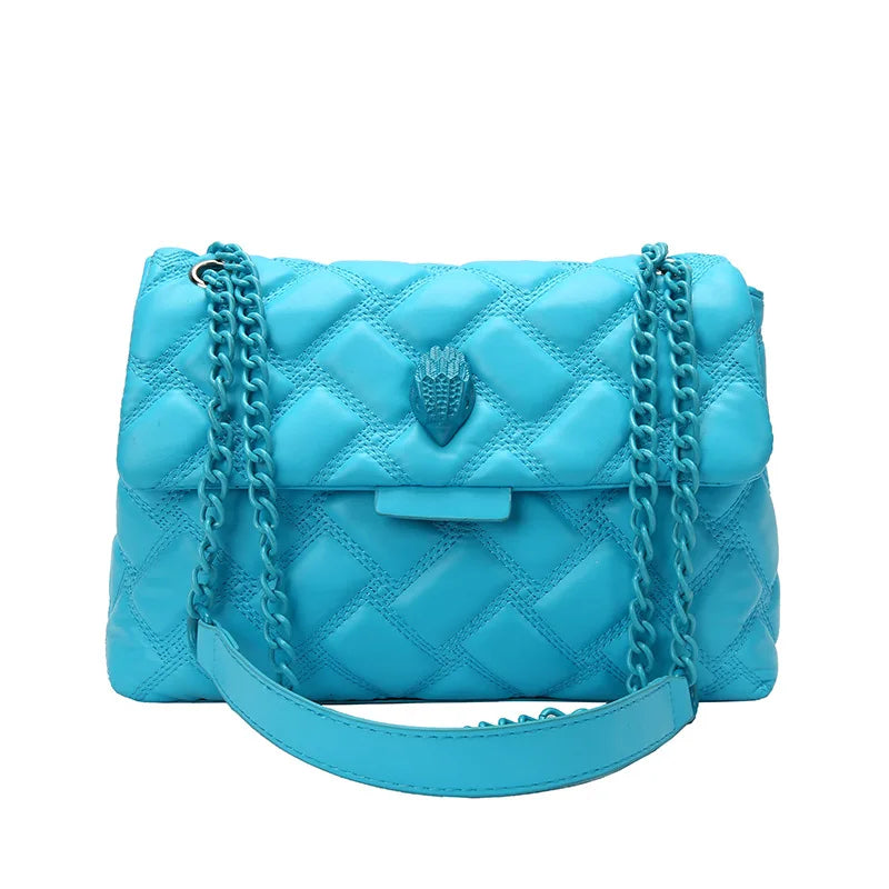 Blaue gesteppte Handtasche mit Kettengurt, modisches Accessoire, Damenmode, Lederoptik.
