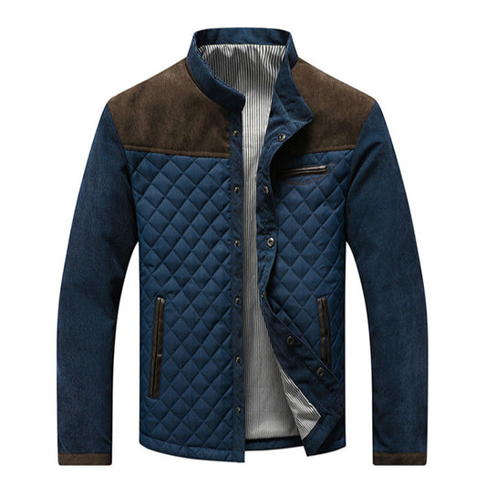 Dunkelblaue gesteppte Herrenjacke mit braunen Akzenten, Reißverschlusstaschen, Stehkragen.