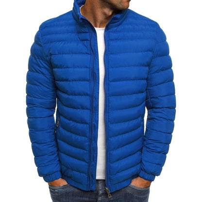 Mann in blauer Steppjacke, Reißverschluss, Freizeitmode, Herbstbekleidung, Herrenjacke.