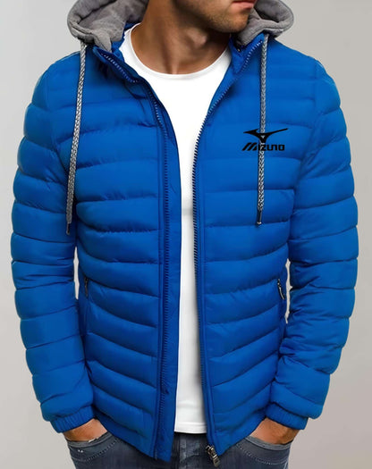 Mann in blauer Mizuno-Daunenjacke mit Kapuze, Reißverschluss und Kordeln, lässige Wintermode.
