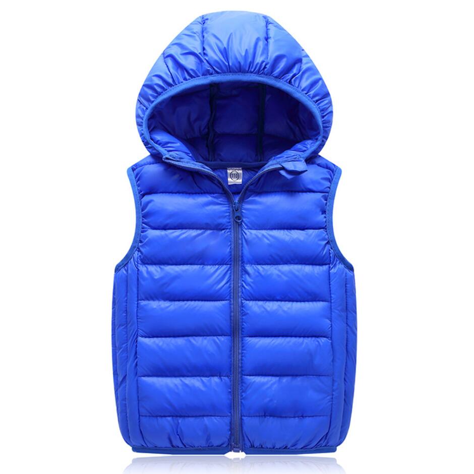 Blaue Daunenweste mit Kapuze, ärmellos, Reißverschluss, Wintermode, Herrenbekleidung.