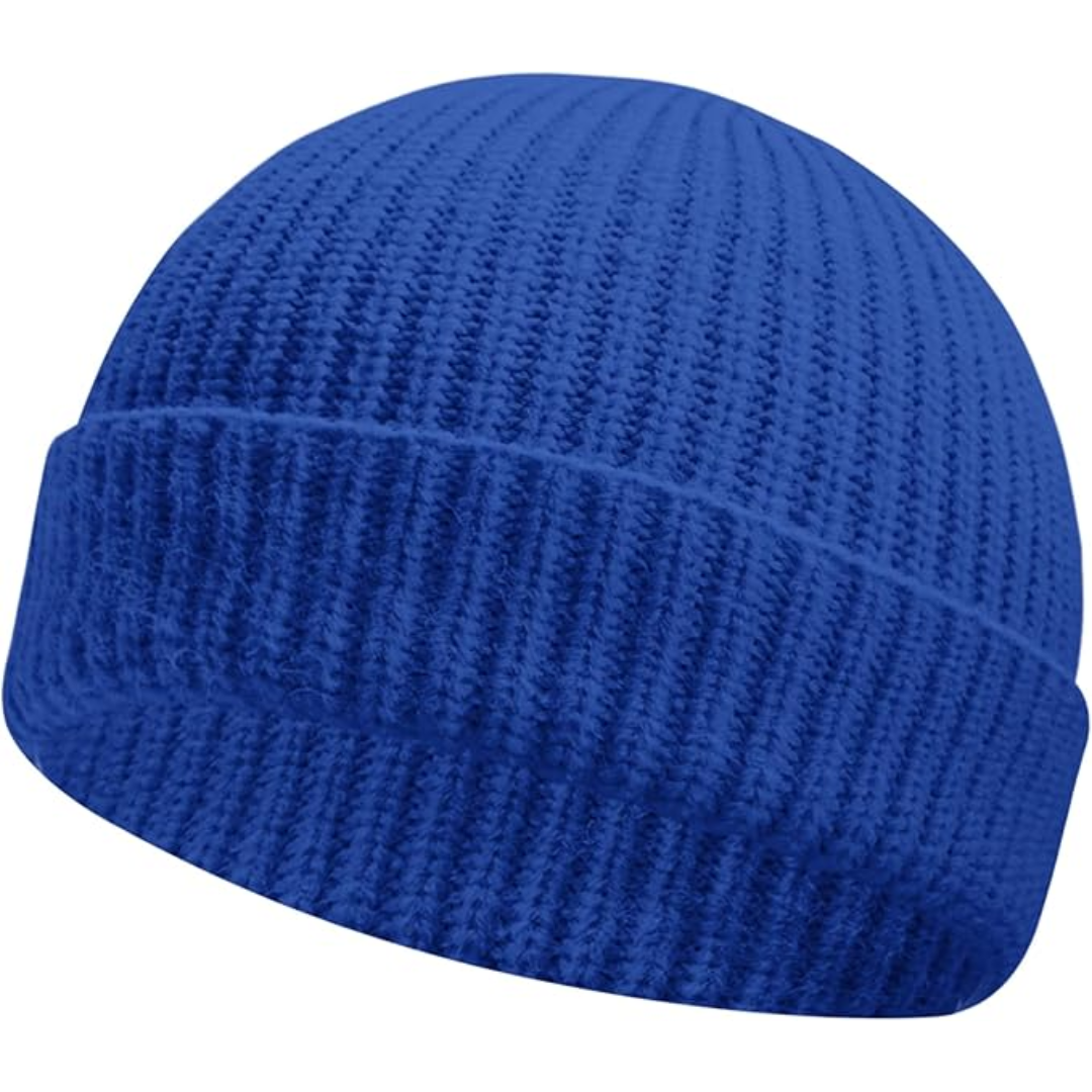 Blaue Strickmütze aus Wolle, warme Wintermütze, modisches Accessoire für kalte Tage.
