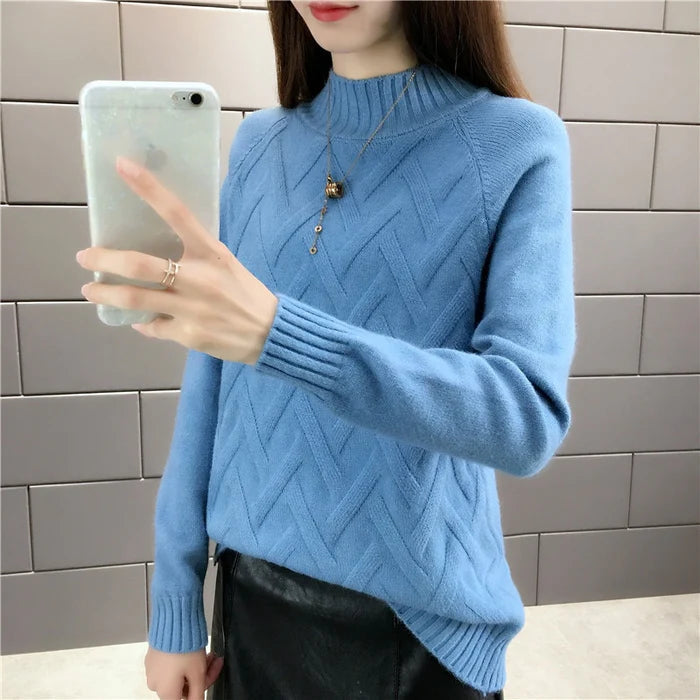 Frau trägt blauen Strickpullover mit hohem Kragen, Wintermode, elegantes Design.