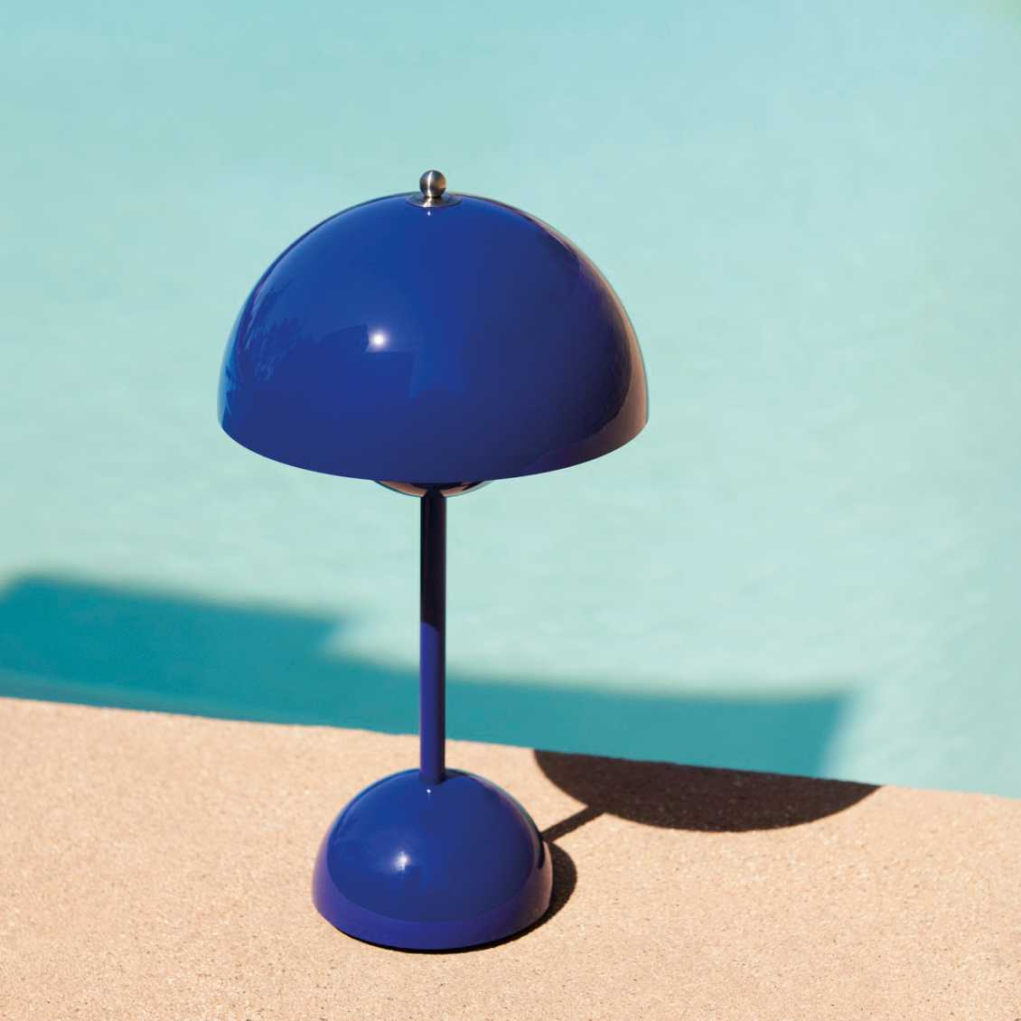 Blaue Tischlampe am Pool, modernes Design, Metall, Innen- und Außenbeleuchtung.