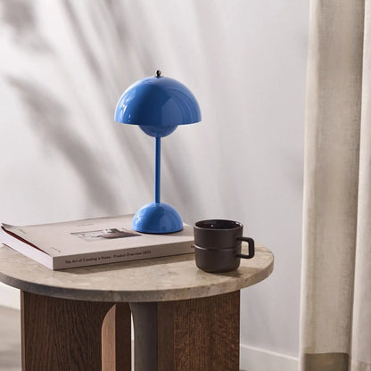Blaue Tischlampe auf Holztisch, moderne Inneneinrichtung, skandinavisches Design.