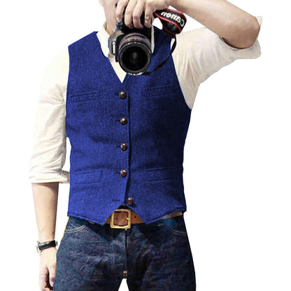 Mann mit blauer Weste, weißem Hemd, Jeans, hält Kamera, Modefotografie.