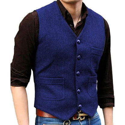 Blauer Herren-Wollweste, ärmellos, mit Knöpfen, über braunem Hemd, modisch, elegant.