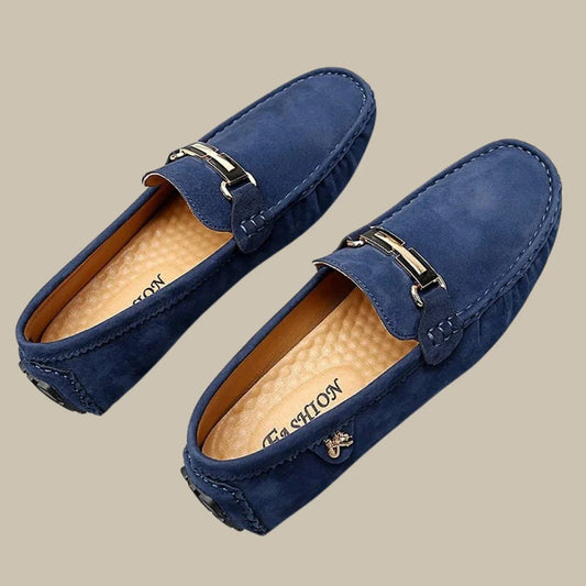 Blaue Wildleder-Mokassins mit Metallschnalle, Herrenschuhe, elegant und stilvoll.