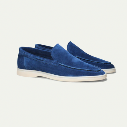Blaue Wildleder-Loafers für Herren, stilvoll und bequem, mit weißer Sohle.
