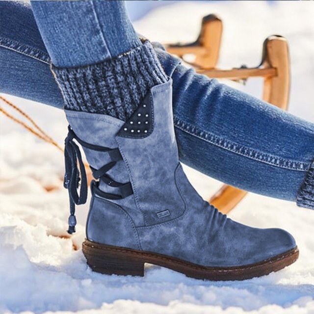 Blaue Winterstiefel aus PU-Leder, mittelhoch, mit Schnürung, Damenmode im Schnee.