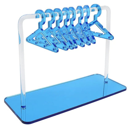 Blauer Acryl-Kleiderbügelständer mit mehreren Kleiderbügeln, modern und platzsparend.