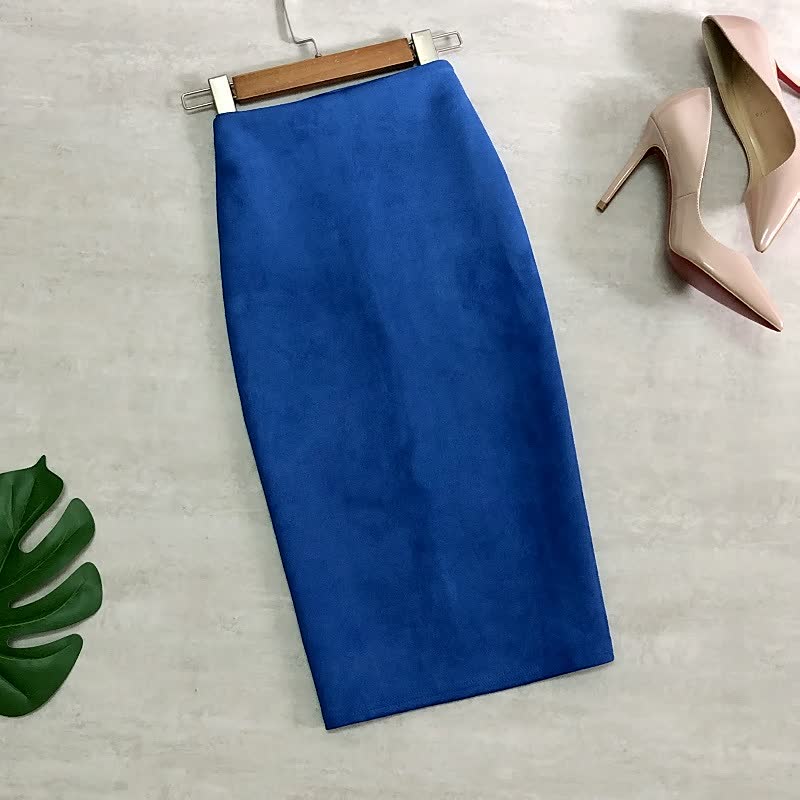 Blauer Bleistiftrock aus Baumwolle, knielang, elegant, Damenmode, neben beigen High Heels.