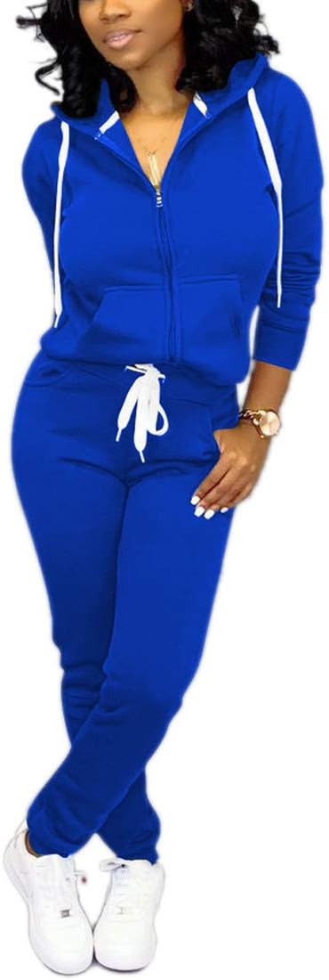 Frau in blauem Jogginganzug mit Kapuze und weißen Sneakers, Freizeitmode, Sportbekleidung.