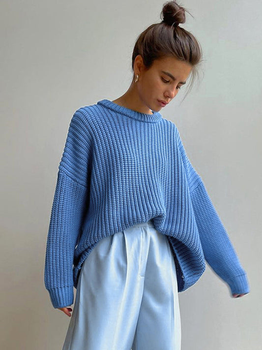 Frau in blauem Strickpullover, Crewneck, locker, modisch, lässig, Damenmode, Herbstkleidung.