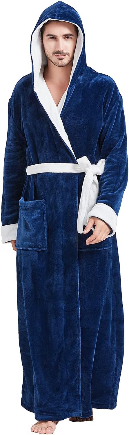 Mann im blauen Fleece-Bademantel mit Kapuze und Gürtel, gemütlich, warm, Herrenmode.